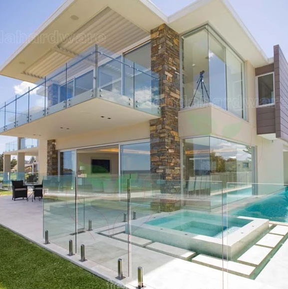 Pool Fence on Pool Edge 