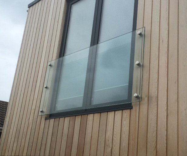 Glass juliette balcony railing 